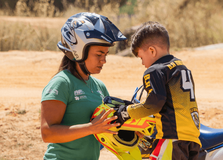 Bruna Antunes training young riders on motocross techniques